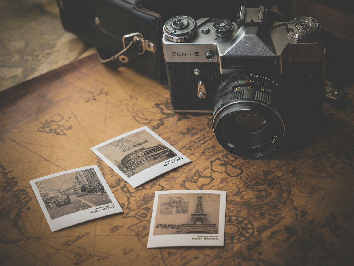 Filmový fotoaparát Zenit a fotografie na mapě